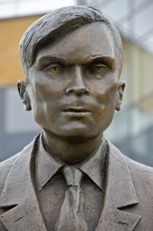Es ist eine Bronzestatur von Alan Turing abgebildet. 